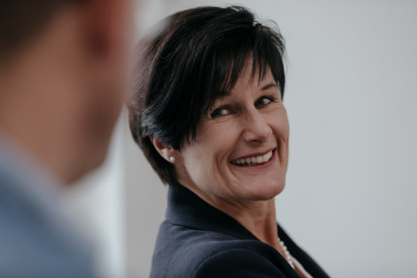 Brigitte Müller im Büro der Aschwanden Treuhand GmbH bei der Arbeit