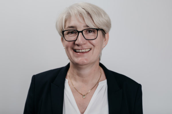 Portrait of Karin Aschwanden in the office of Aschwanden Treuhand GmbH